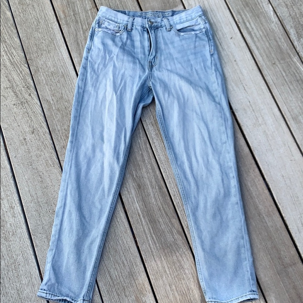 LIGHT WASH MOM JEANS